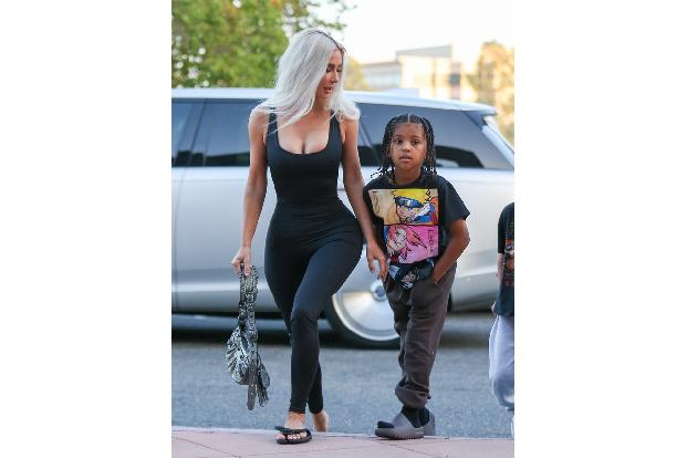 Kim Kardashian findet sich in ihrer Rolle als alleinerziehende Mutter noch nicht ganz zurecht. Vier Kinder hat sie mit ihrem geschiedenen Mann Kanye West, North (10), Saint, (7), Chicago (5) und Psalm ...