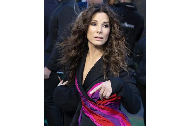 Sandra Bullock hatte die Adoption ihres Sohnes Louis schon angeschoben, als es zwischen ihr und ihren Mann Jesse James zu einer schmutzigen Trennung kam. Sie machte alle Single-Mutter weiter und nahm ...