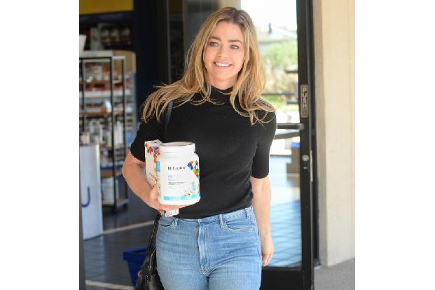 Auch Promis müssen sich bei der Adoption an Wartezeiten halten, betonte Schauspielerin Denise Richards. Sie hat mit ihrem Ex Charlie Sheen zwei gemeinsame Kinder und adoptierte nach der Trennung die k ...