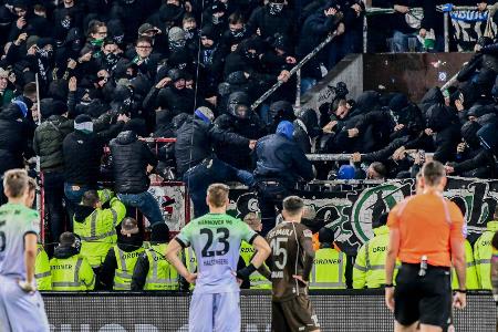 17 Polizisten und 15 Fans bei Krawallen verletzt