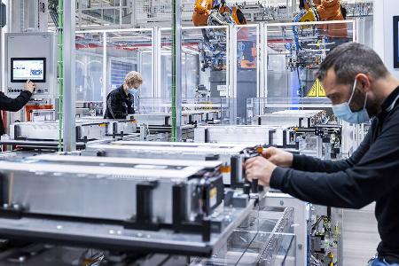 Mercedes Batterie Akku Produktion Hedelfingen