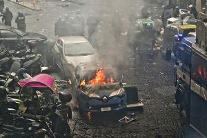 Krawalle in Neapel: Harte Strafen gegen zwei Eintracht-Fans