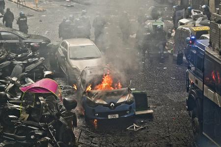 Krawalle in Neapel: Harte Strafen gegen zwei Eintracht-Fans