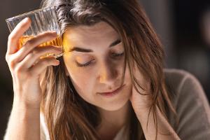 Rückfall nach Alkoholentzug: Suchtmedizinerin klärt über Ursachen auf