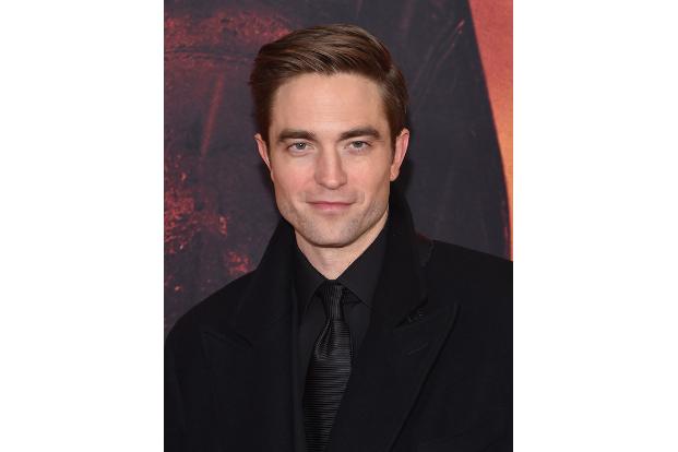 Robert Pattinson hat seine erste Couch entworfen. Zwischen zwei Filmprojekten kritzelte der Brite Entwürfe für eine Couch — was man eben so macht — und da er nunmal berühmt ist, bekam er die Gelegenhe ...