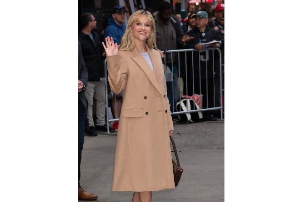 Fans von Reese Witherspoon können sich über stylisch gedeckte Tische und Platzdeckchen freuen. Gemeinsam mit der Firma Crate & Barrel entwarf die Schauspielerin Tisch-Accessoires, bis hin zu Tellern im Farbton Magnolia.