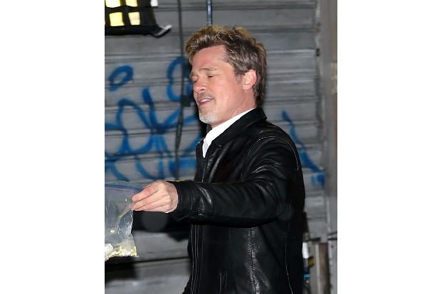 Als Brad Pitt sich einen Schreibtisch der exklusiven Möbeldesign-Firma Pollaro liefern ließ, lag bei ihm ganz zufällig ein offenes Skizzenbuch mit seinen eigenen Entwürfen herum. Firmengründer Frank P ...