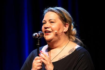 Ilka Bessin: Der Humor half ihr durch die schwere Schulzeit