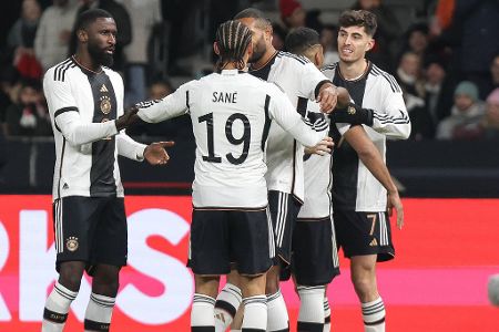 Nationalmannschaft vs. Türkei: Noten und Einzelkritik - Am Samstagabend testete die deutsche Nationalmannschaft gegen die Türkei. Bei seinem Heim-Debüt probierte Bundestrainer Julian Nagelsmann viele neue taktische Optionen. Sein Team zeigte sich aber wechselhaft und verlor nicht unverdient mit 2:3. Alle DFB-Stars in der Einzelkritik: