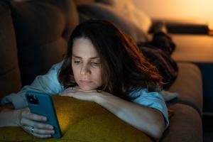 "Doomscrolling": Warum machen negative Nachrichten süchtig?