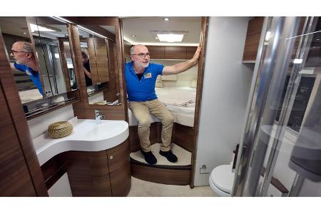 Bett, Bad, Schiebetür, Dusche