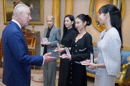 König Charles III. zeichnet K-Pop-Band Blackpink aus