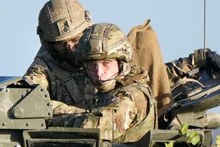 Prinz William in voller Kampfmontur: Besuch beim Mercian Regiment