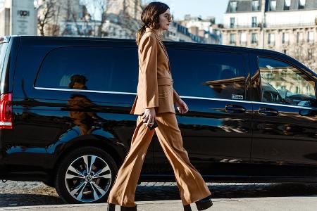 Die 70er sind zurück: Im Herbst setzen wir auf Schlaghosen aus Stoff