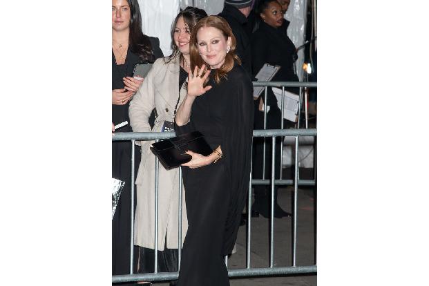 Hier winkt Julianne Moore in die Kamera.