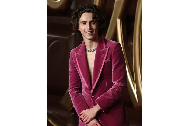 ...und sah bereits bei der Premiere in der Londoner Royal Festival Hall am Dienstag (28. November) in seinem pinkfarbenen Anzug von Designer Tom Ford zum Anbeißen aus.