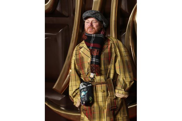 ...zu TV-Moderator Leigh Francis sorgte, der sich dem kalten Londoner Wetter entsprechend gekleidet hatte.