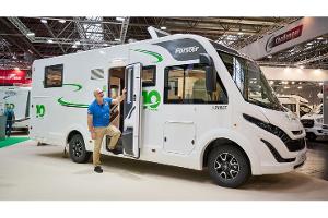 Integriert, Wohnmobil, Außenansicht, Mann, Beifahrerseite