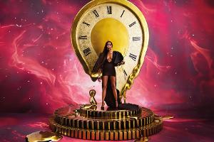 Naomi Campbell hält für Pirelli-Kalender 2024 die Zeit an