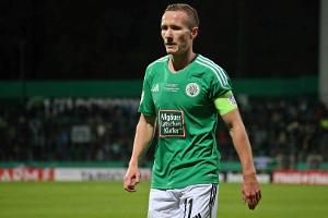 Vor Pokalspiel: Homburger Spieler schützen Rasen mit Folie