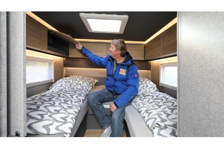 Heckbett, Einzelbetten, Dachstauschrank, Mann, Bettwäsche