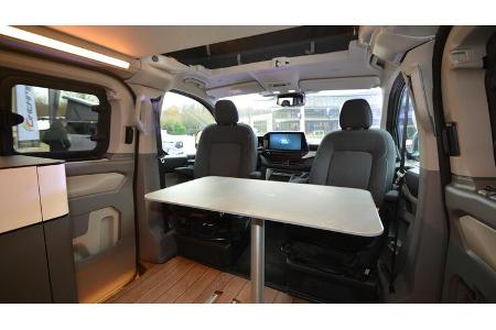 Tisch, drehbare Vordersitze, Holzoptikboden, Fahrerkabine