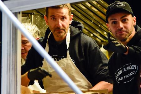 Promi-Alarm im Foodtruck: Bradley Cooper serviert Sandwiches in NYC