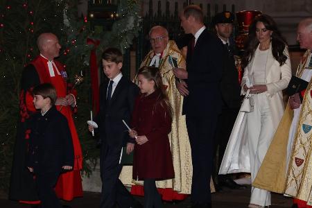 Kate und William mit allen drei Kindern beim Weihnachtskonzert