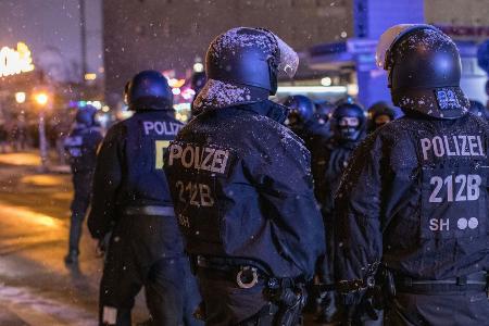 Stadiongewalt: Fans werfen IMK 