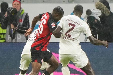 Noten und Einzelkritik zu FC Bayern vs. Eintracht Frankfurt - Blamage für den FC Bayern! Bei Eintracht Frankfurt geht der Rekordmeister mit 1:5 unter. Insbesondere die Abwehr erlebte einen Horror-Tag. Doch auch im Angriff wusste kein Münchner zu überzeugen. Die Mannschaft von Thomas Tuchel in der Einzelkritik: