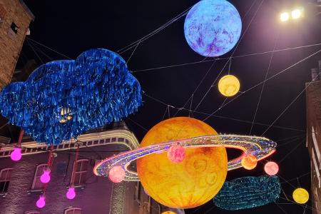 In der legendären Carnaby Street, bekannt für die neuesten Modetrends, geht es in diesem Jahr galaktisch zu. Die Lichter - ein bunter Himmel voller Sterne und Planeten - brennen hier schon seit Anfang November.