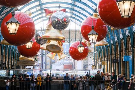 ...mit gigantischen Weihnachtskugeln in der historischen Markthalle.