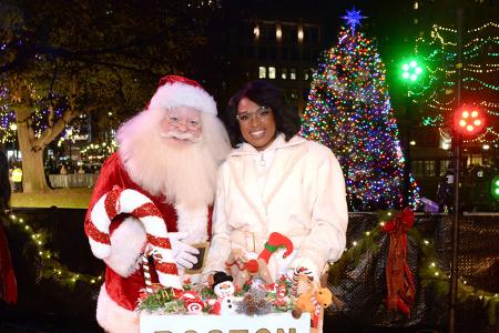 Im US-amerikanischen Boston hatte sich der Weihnachtsmann Verstärkung von einem Superstar geholt: Sängerin und Schauspielerin Jennifer Hudson half dabei, die Weihnachtssaison einzuläuten und die Beleuchtung anzuwerfen.