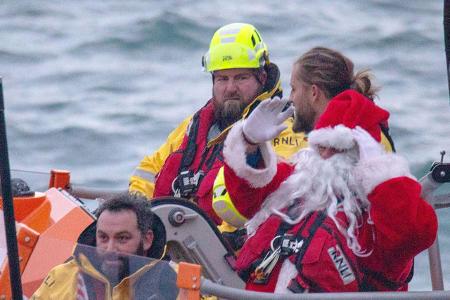 Wie gut, dass die Crew von der Seenotrettungsstelle Tenby in Wales zur Stelle war, als Santa Claus in Seenot geriet. So konnte er rechtzeitig wieder an Land, um sich auf das Fest vorzubereiten.