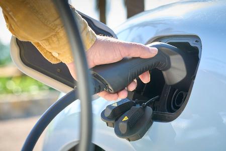 Ora Funky Cat 400 Pro+, Ladeanschluss