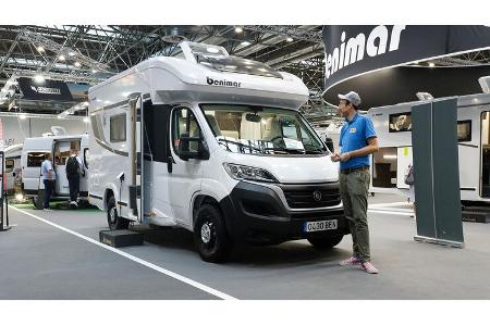 wohnmobil, außen, Teilintegriert, Messe, Mann 