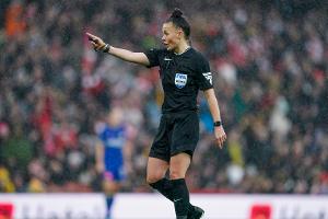 Welch wird erste Schiedsrichterin in der Premier League