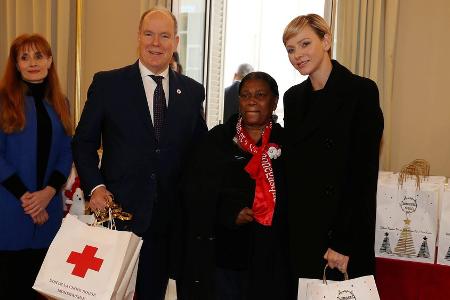 Albert II. und Charlène verteilen Weihnachtstüten beim Roten Kreuz