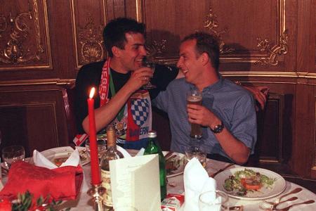 Auf die Frage, was die Spieler im Trainingslager der deutschen Nationalmannschaft tun: 'Quatsch, wir zocken nie um viel Geld. Höchstens um 3000 DM!'