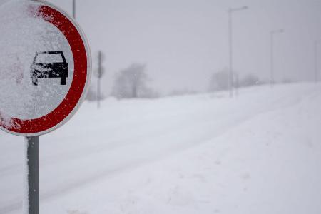 Verschneite Verkehrsschilder