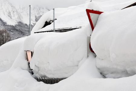 Verschneite Verkehrsschilder