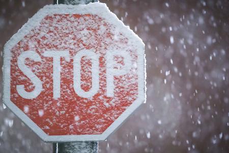 Verschneite Verkehrsschilder