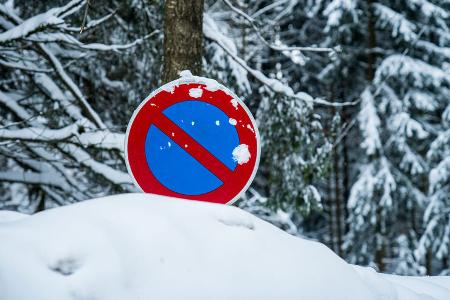 Verschneite Verkehrsschilder