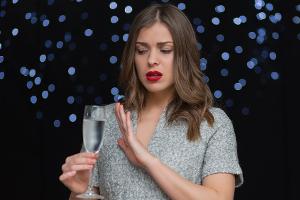 Alkoholfrei durch die Feiertage: So gelingt das Vorhaben