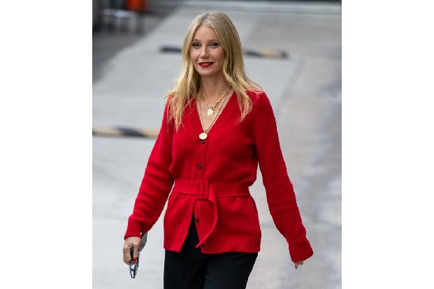 Bei Gwyneth Paltrow geht es sehr traditionell zu. Die Schauspielerin steht schon Tage vorher am Herd, bereitet den Truthahn zu, denn sie kocht nun mal gern. 