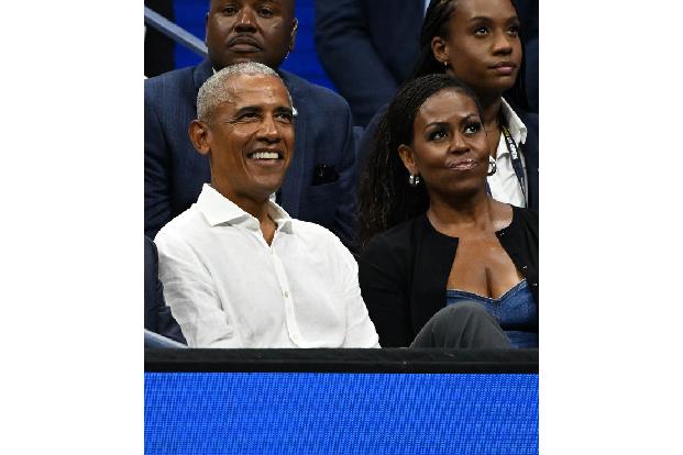 Bei den Obamas hat sich eine Tradition aus Michelles Kindheit bis heute gehalten: In ihrer riesigen erweiterten Familie waren Tanten dafür zuständig, lauter kleine Geschenke zu verpacken und in einen ...