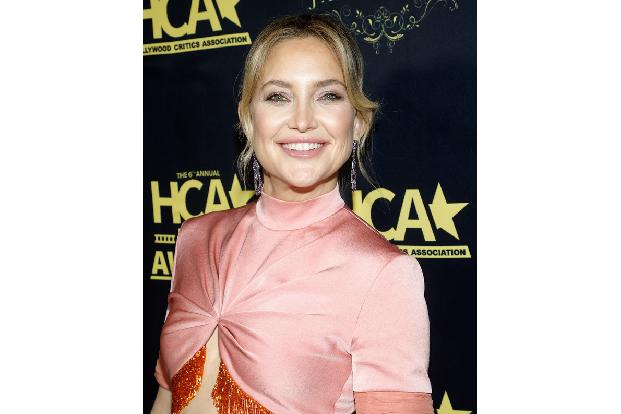 Kate Hudson und ihre Familie feiern in ihrem Ferienhaus in Colorado, meist im Schnee. Bei ihnen gehe es zu wie bei anderen auch: 