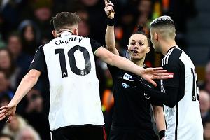 Als erste Frau: Welch pfeift Premier-League-Spiel