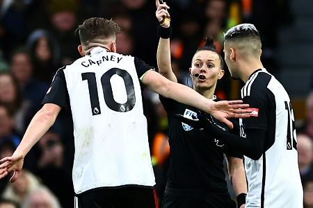 Als erste Frau: Welch pfeift Premier-League-Spiel