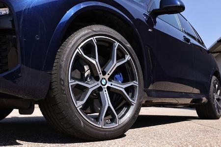 BMW X5 M50i, Range Rover Velar P550, ams 0321 Vergleichstest